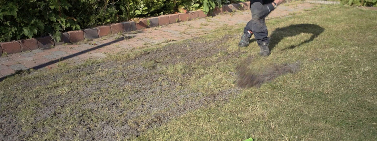 Underhåll gräsmattan - toppdress förbättrar jorden i gräsmattan