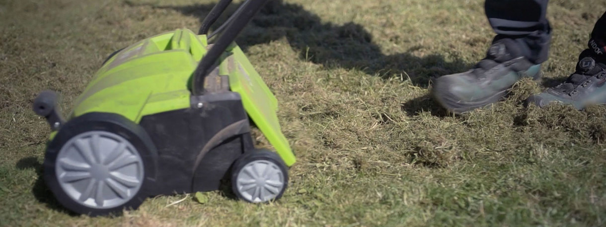Underhåll gräsmattan - gräsmatteluftare tar bort mossa