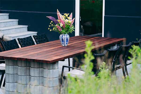 DIY utebord av trall och mursten