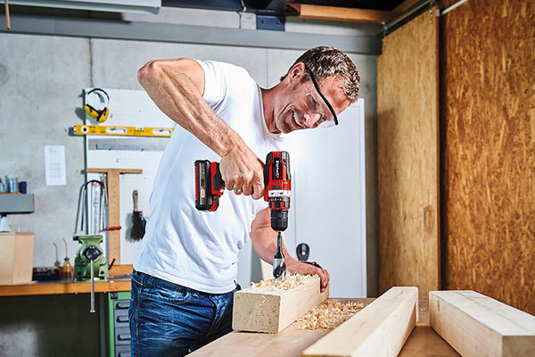 Man borrar i garage