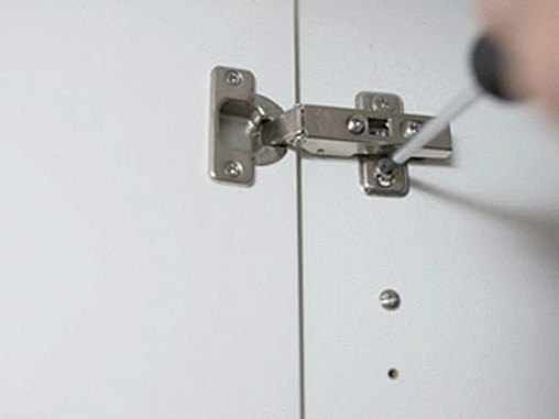 Justera sneda skåpsluckor