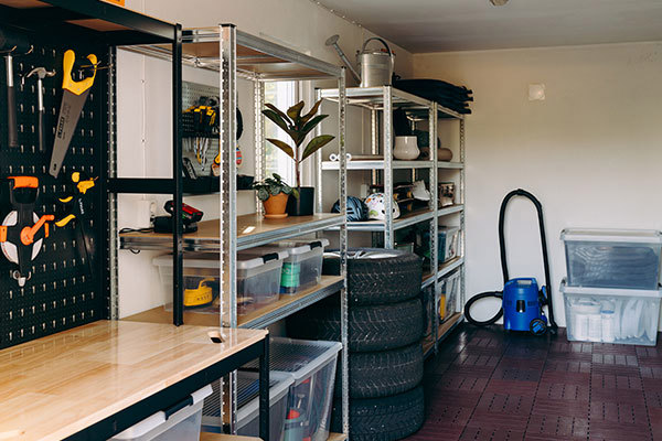 Organiserat förråd med lagerhyllor