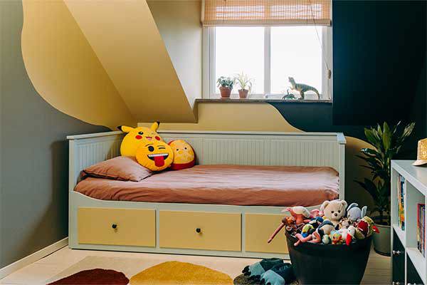 Barnrum målat i flera färger