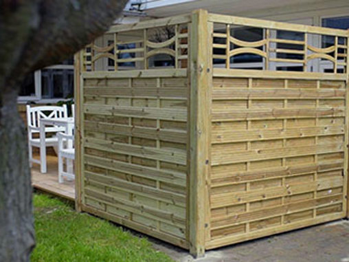 Montera skärmvägg utomhus