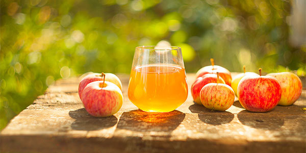 Äpplen och glas med äppelmust
