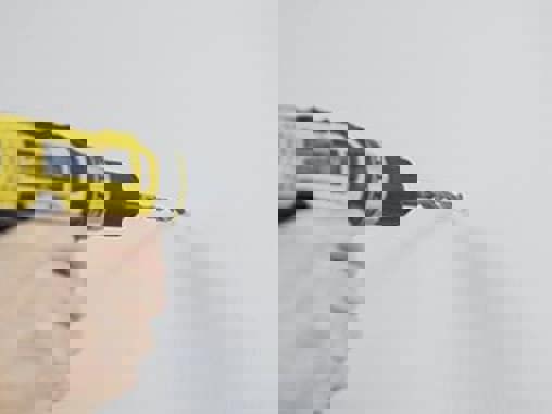 Borra hål i väggen