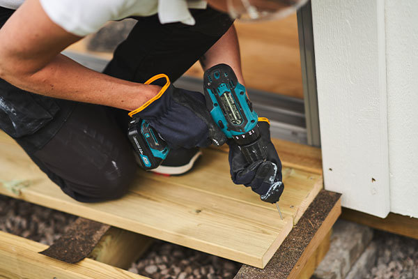 Kvinna skruvar i ett tralldäck