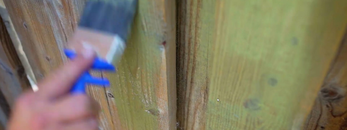 Behandla staket - måla med trälasyr
