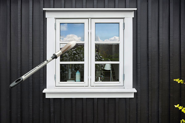 Nymålat fönster med pensel