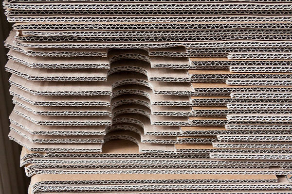 Flyttkartonger på hög