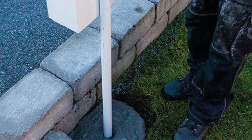 Gjuten betongplint till brevlåda