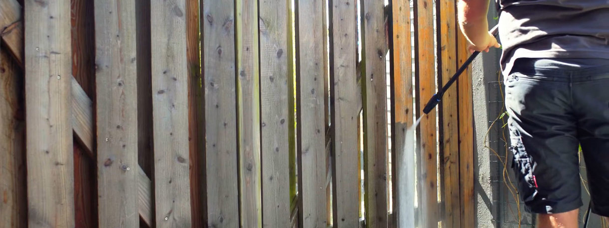 Behandla staket - spola av med högtryckstvätt